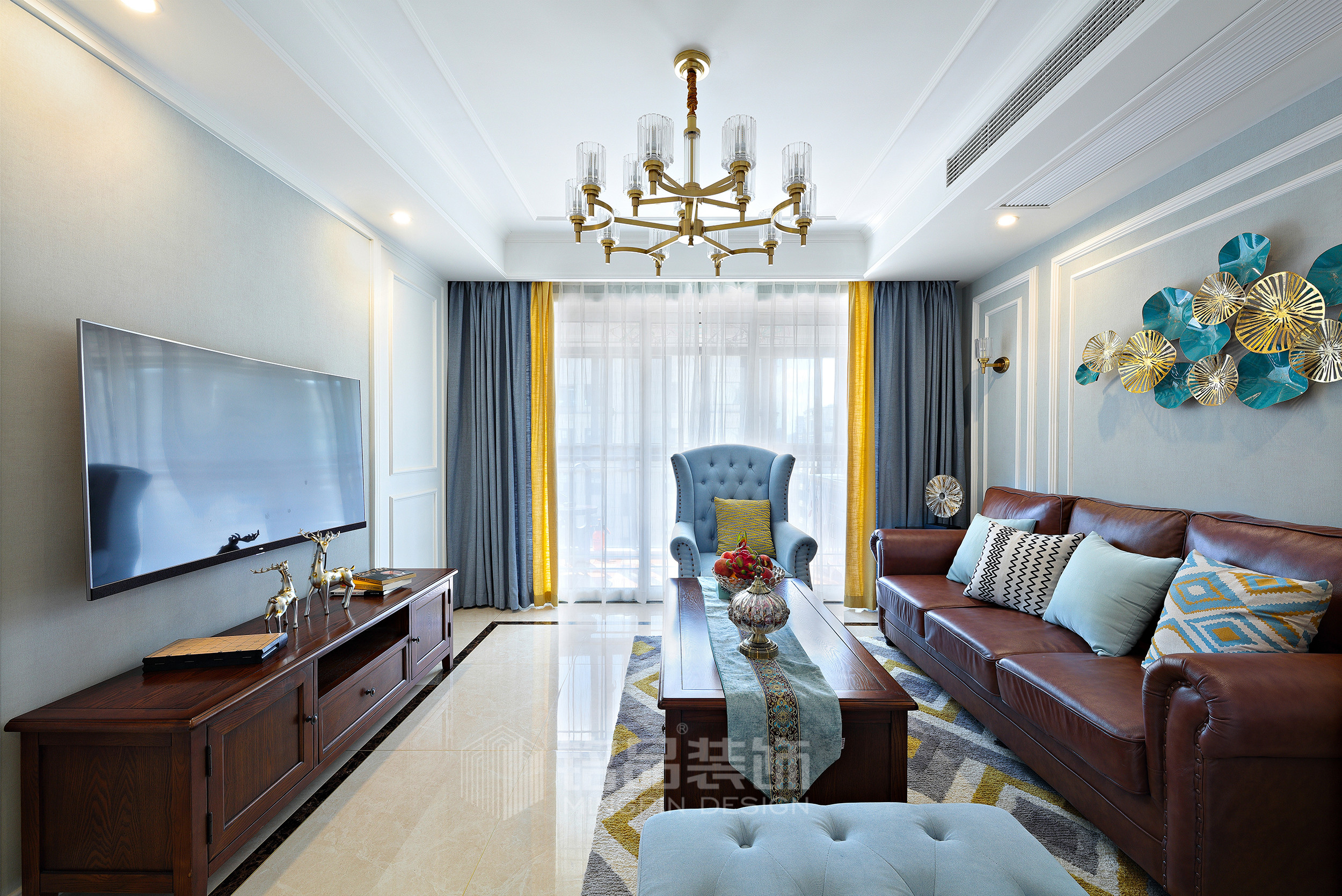 客厅采用了灰蓝调子的墙布,区别与传统美式,更显年轻,时尚
