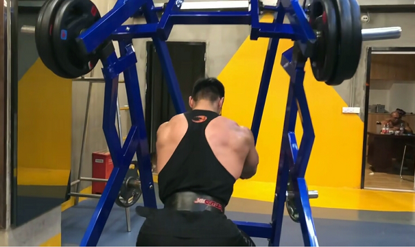 全民健身第158课:悍马机窄握划船,打造倒三角,雕刻背部线条!