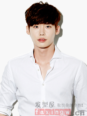 长腿男神李钟硕新造型,清爽短发演绎治愈暖男,帅气的让人心动!