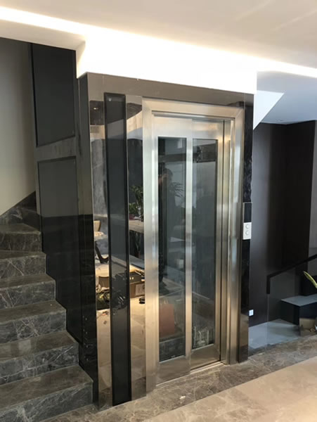 家用电梯是私人别墅家庭的重要垂直交通工具,所以家用电梯开门方式的