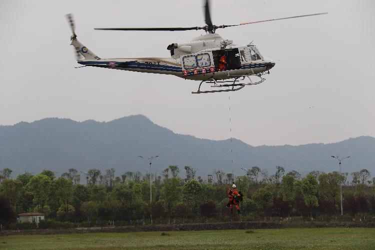 小型机具常擦拭 灭火装甲车助阵 直升机空中巡查=重庆森林防火之利器