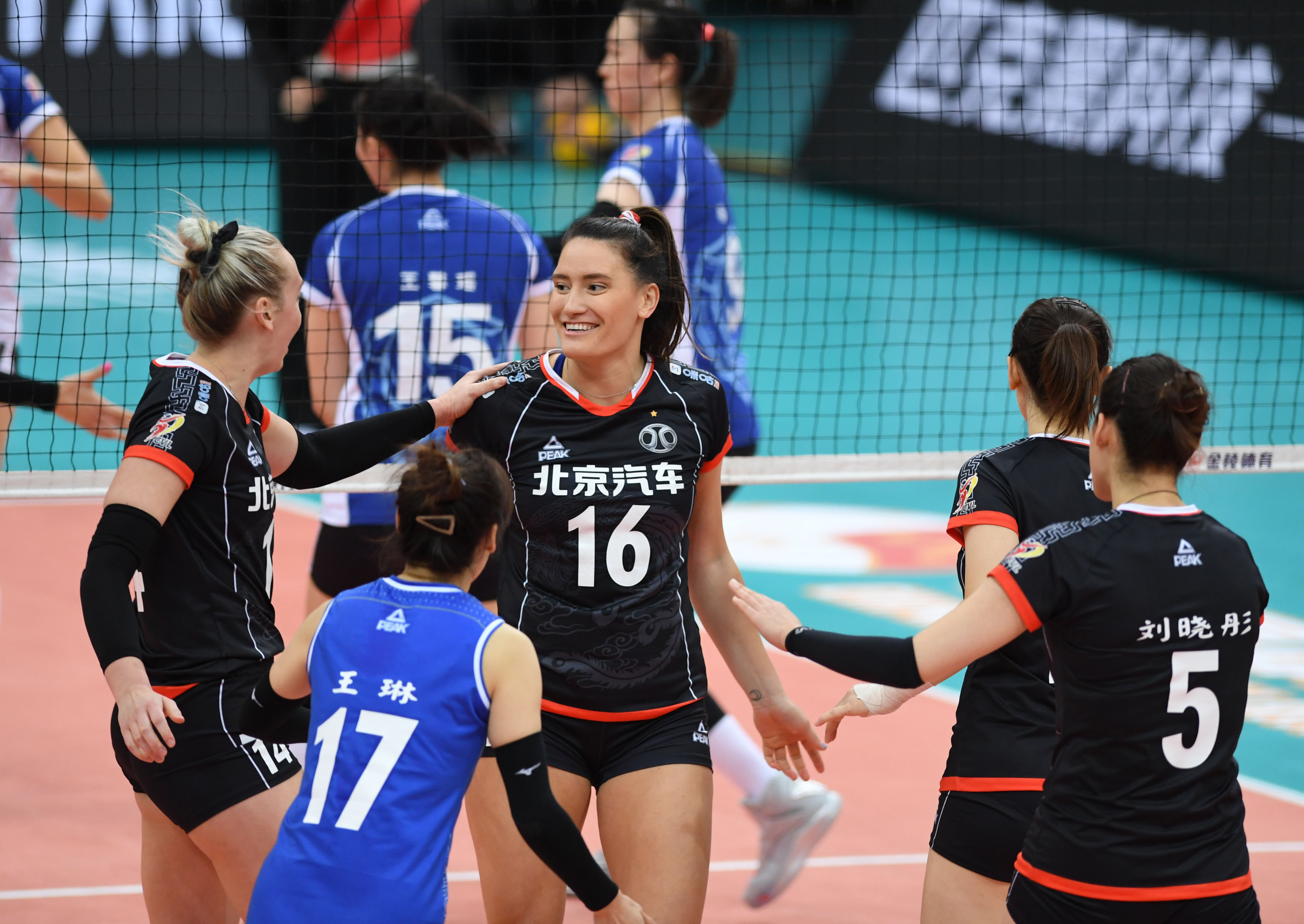 排球——女排超级联赛:上海光明优倍队胜北京汽车队
