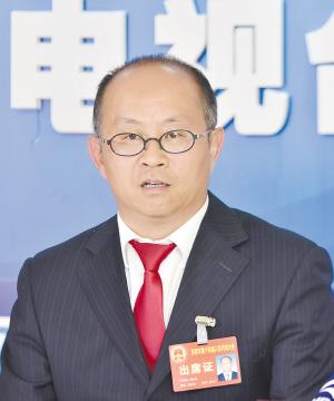 西山区区长陈瑞斌:今年行政审批时效精简60%以上