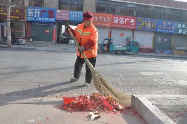 春节坚守岗位 他们是最美"敬业福"