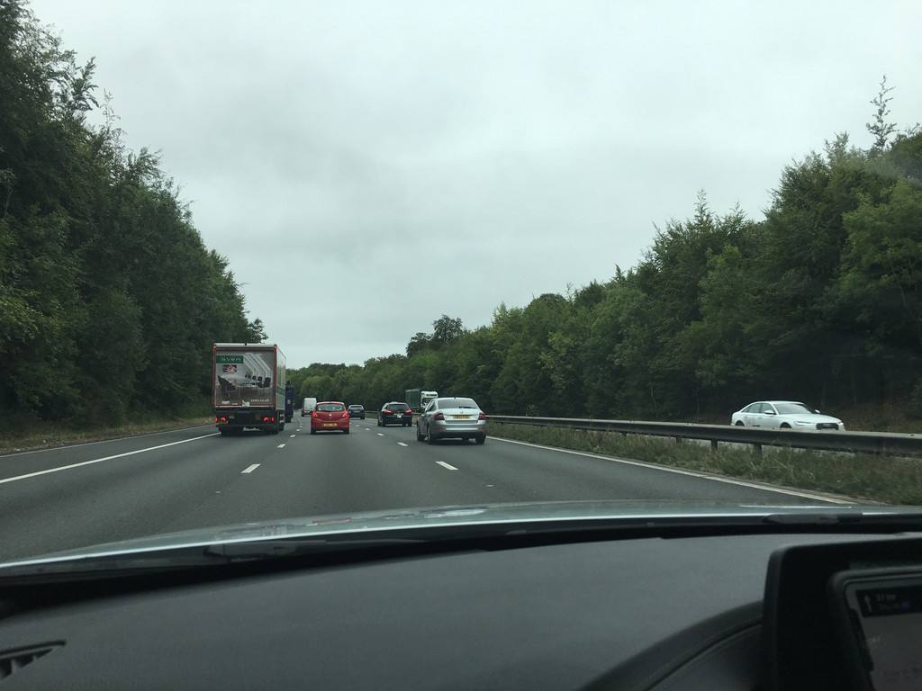 在高速上超车,是按喇叭还是闪灯提示?有的老司机两种都不用