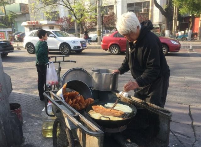 70岁大爷医院门口卖煎饼果子,料多量足,医生和病人半价