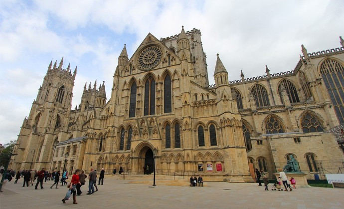 约克大教堂又称圣彼得大教堂,是欧洲现存最大的中世纪时期哥特式教堂