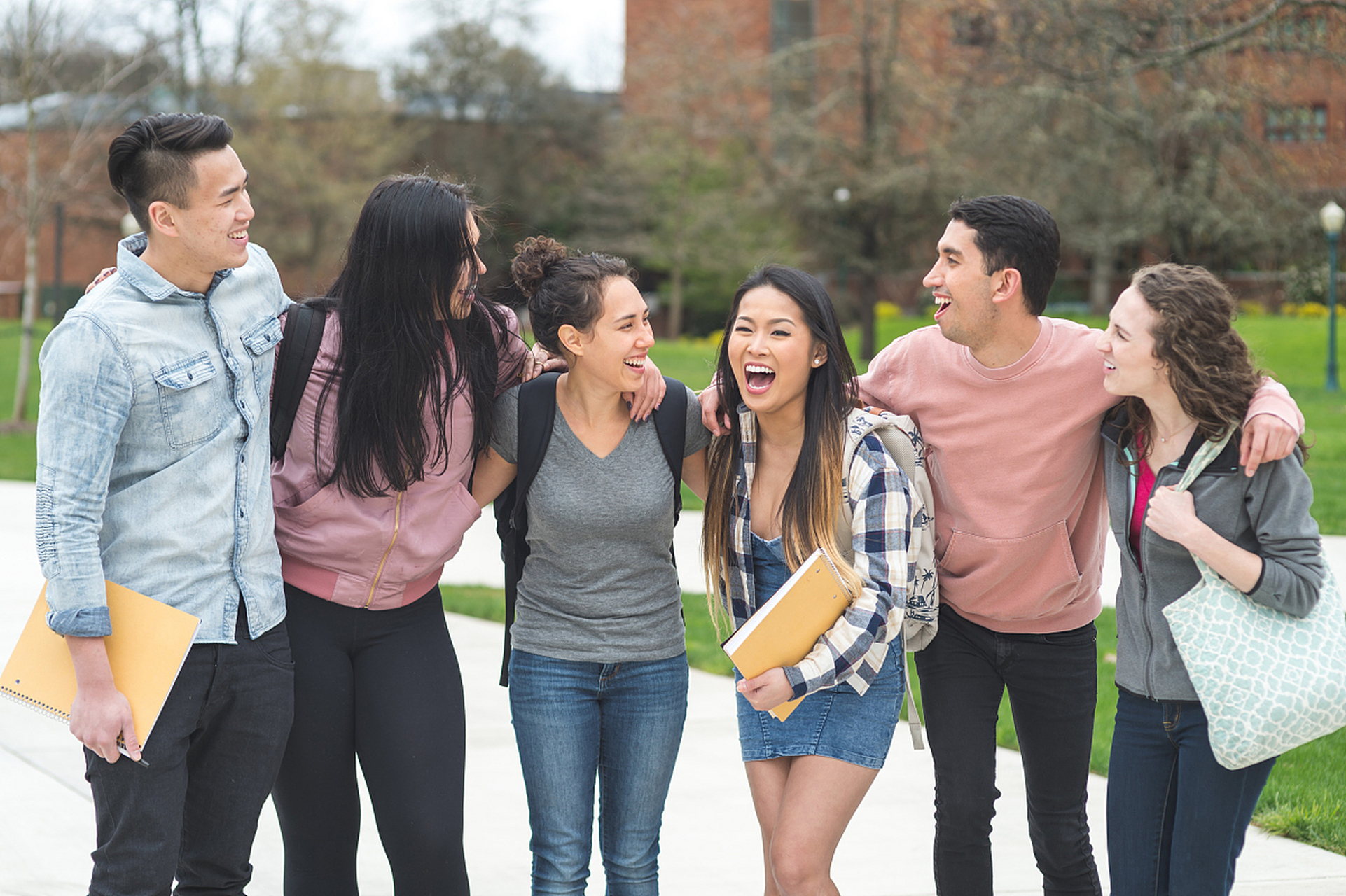 曾经,我是一个内向而害羞的大学生,总是害怕主动与人交流,害怕在人群