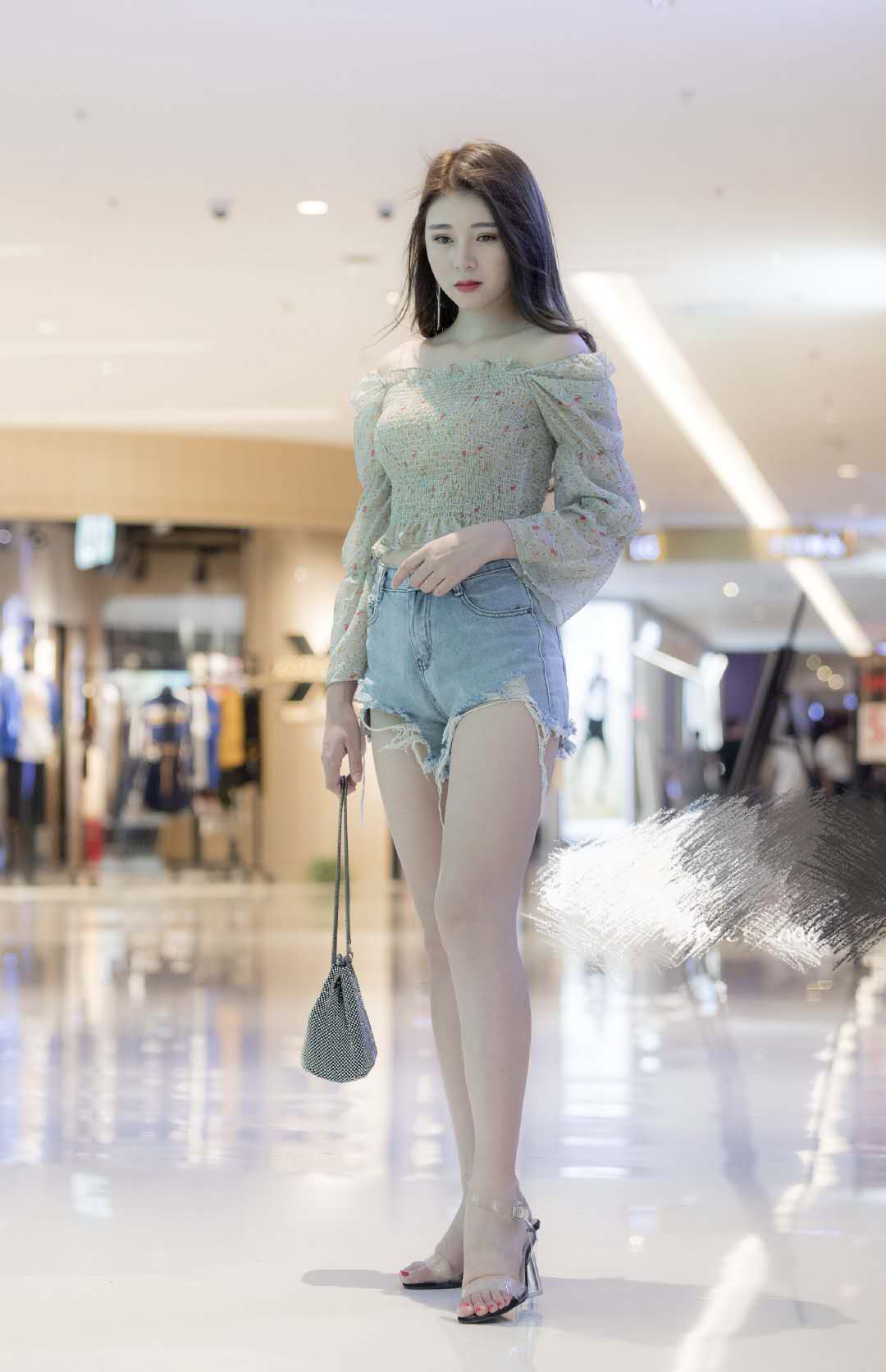 街拍:穿黑色紧身包臀裙的美女,皮肤白皙身材曼妙,想立马抱回家