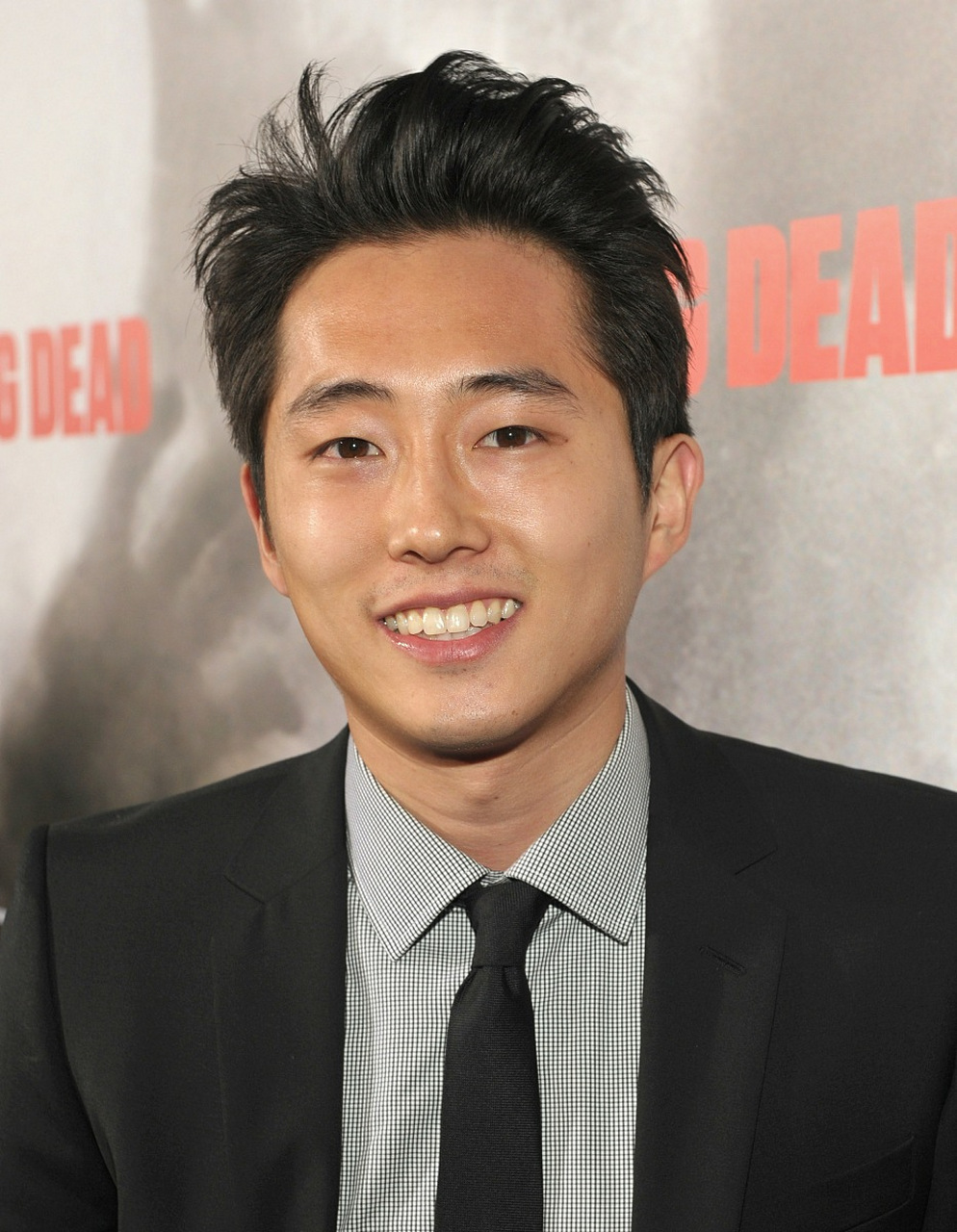 steven yeun(史蒂文·元)最出名的是他在 的《行尸走肉》中饰演格伦