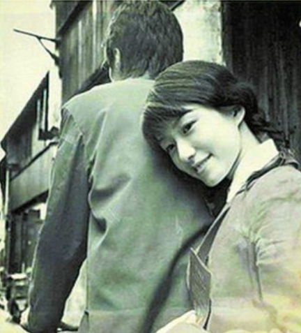 一对骑着自行车的甜蜜小情侣