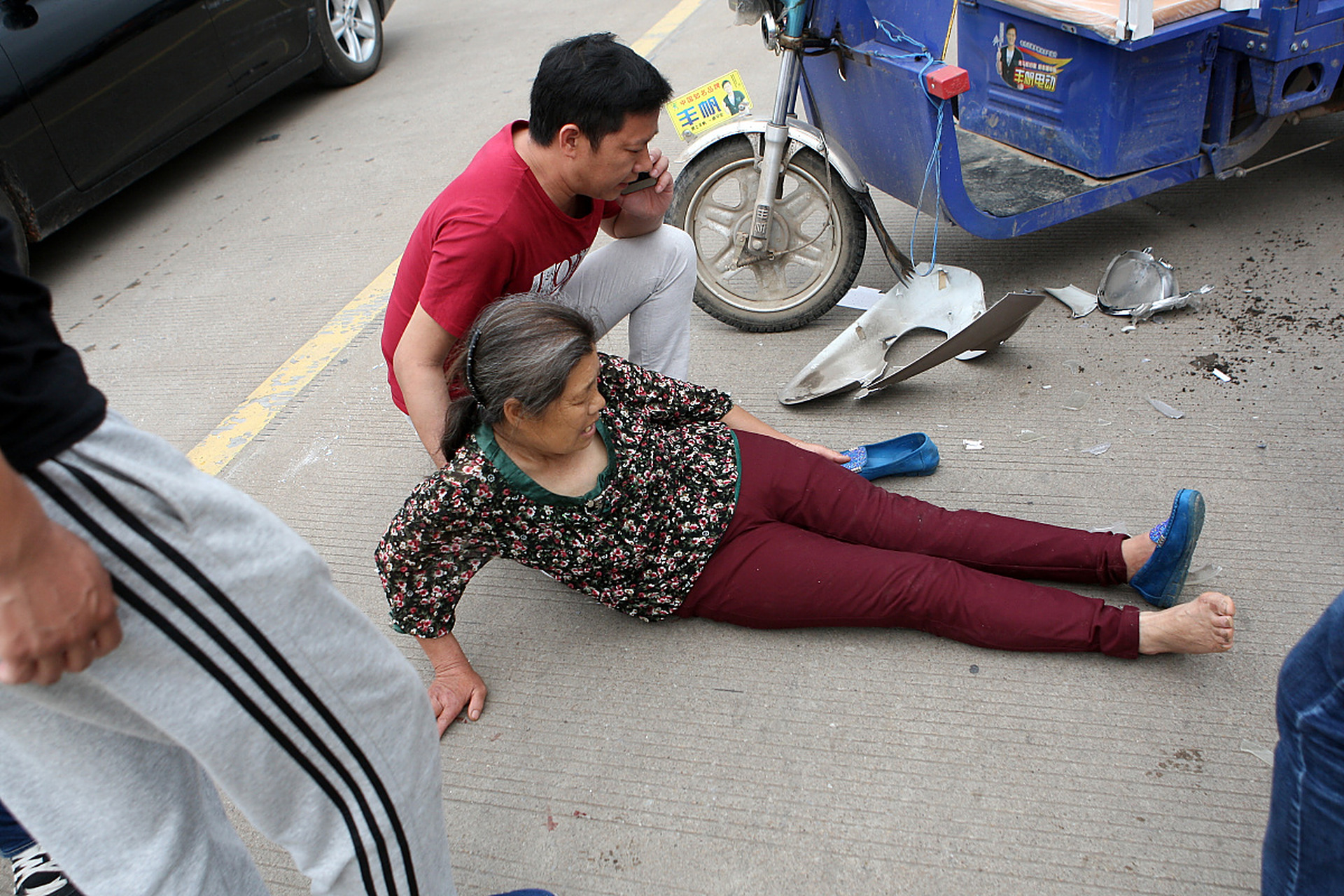 近日,一则关于老人摔倒小伙下意识躲闪自证清白的新闻引起了广泛关注.