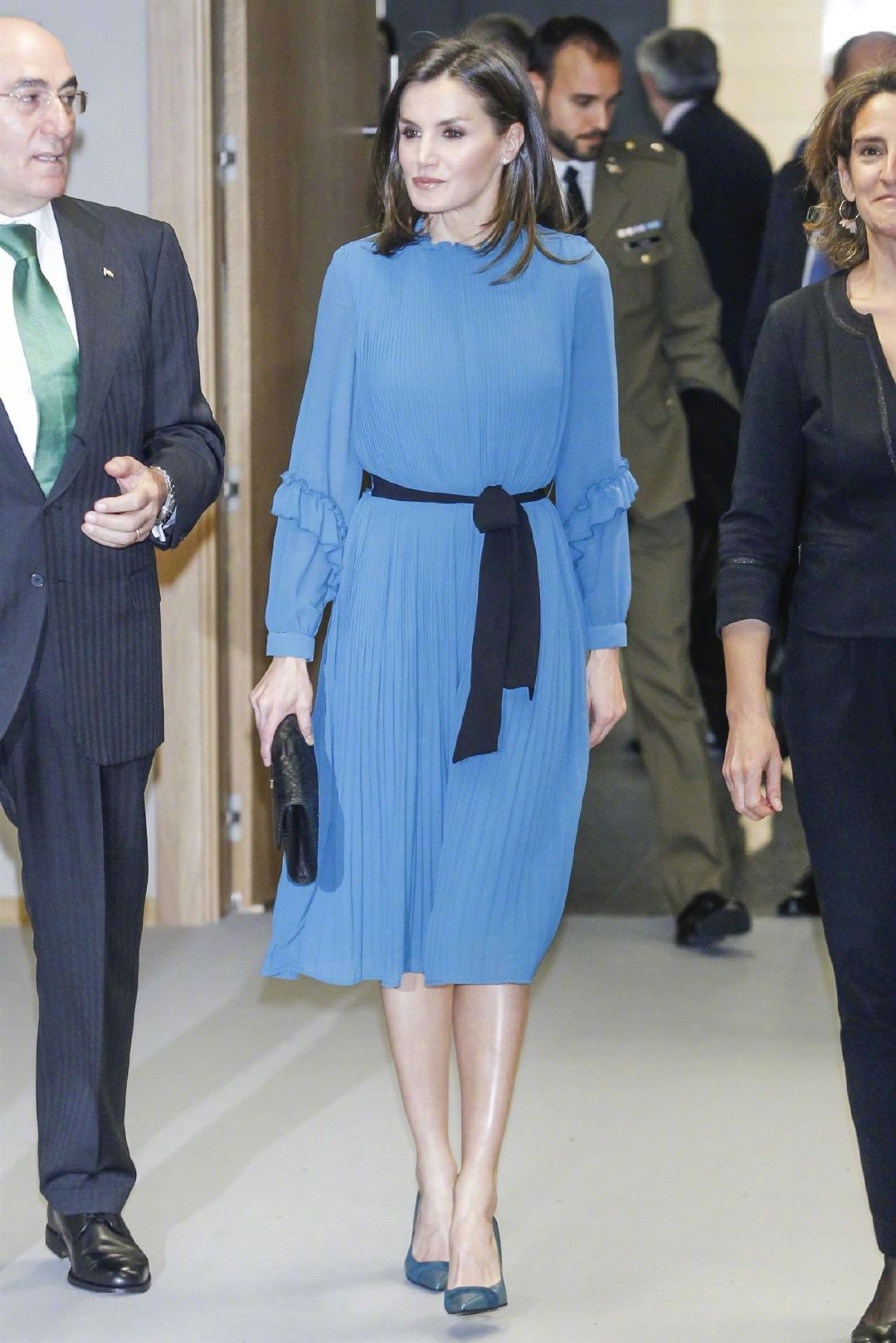 王室时髦精西班牙王后，竟能把88块钱的ZARA，穿出80万的奢侈感？