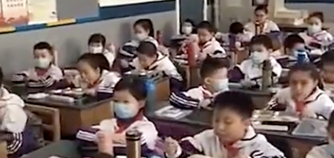 推荐：小学生错峰吃饭视频火了！一半吃，一半戴口罩看 网友：更饿了