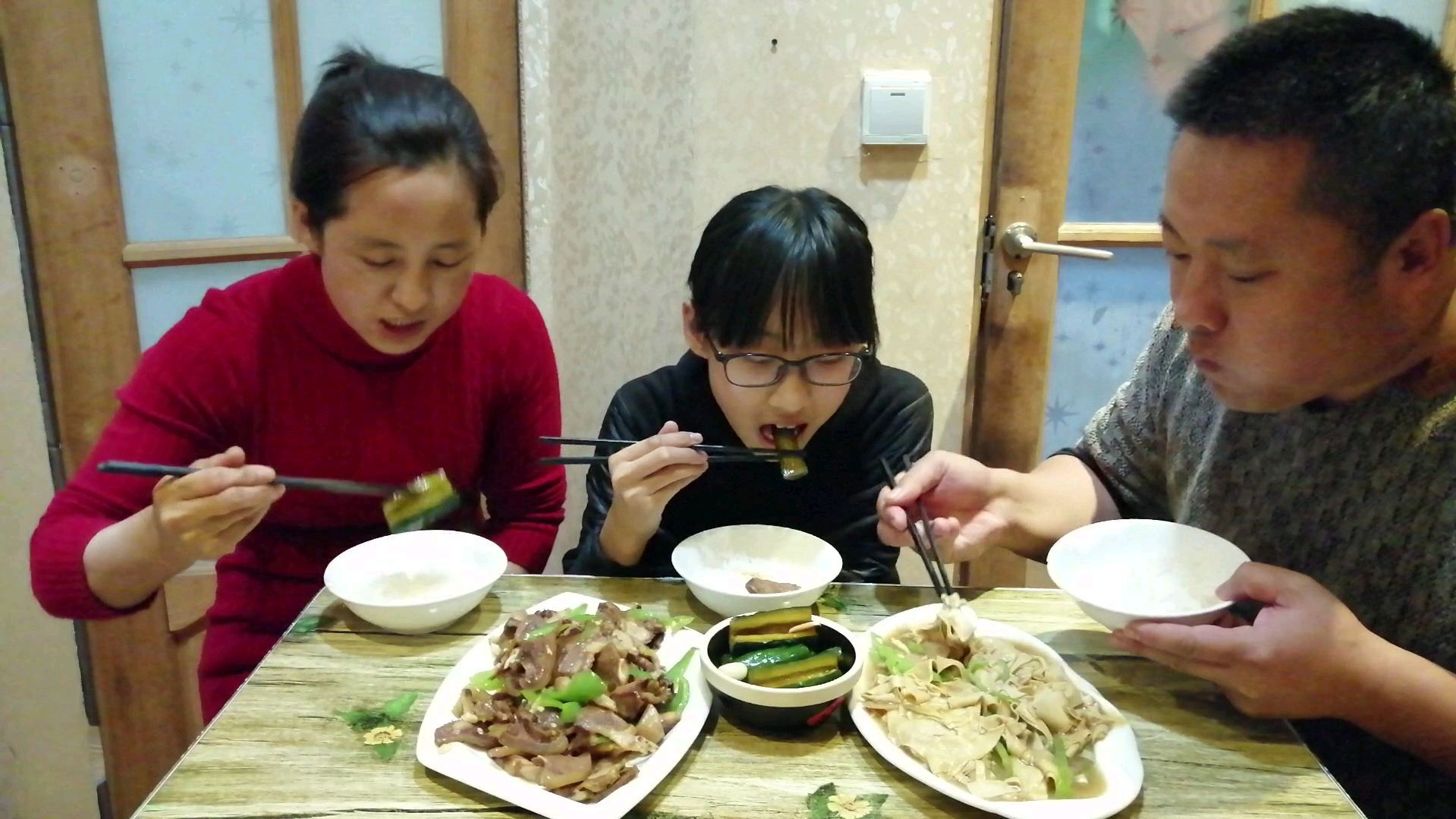 1斤牛脸肉炒辣椒,又炖了个干豆腐,农村大哥造的真是香