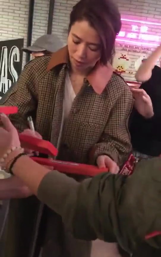 最随性的女明星,一边剔牙一边签名,袁咏仪你能不能有点明星架子