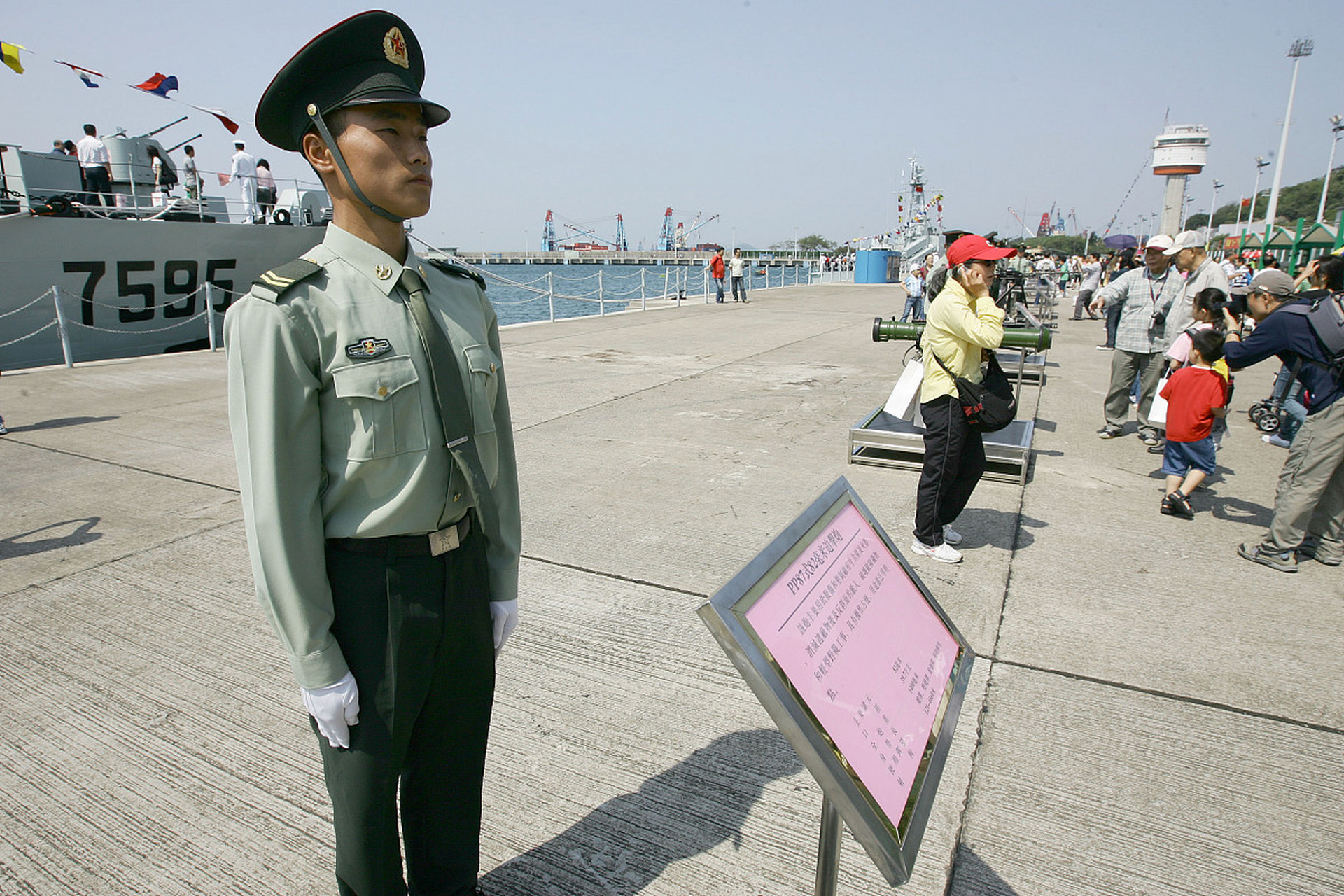 中国军人的伟大 #八一致敬中国军人# 许多人可能都忘记八月一日是什么