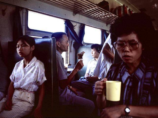 「老照片」1985年,中国的绿皮火车