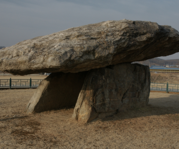 韩国江华岛居民用石头修建坟墓,一般长7.1米宽 2.6米的巨石搭建