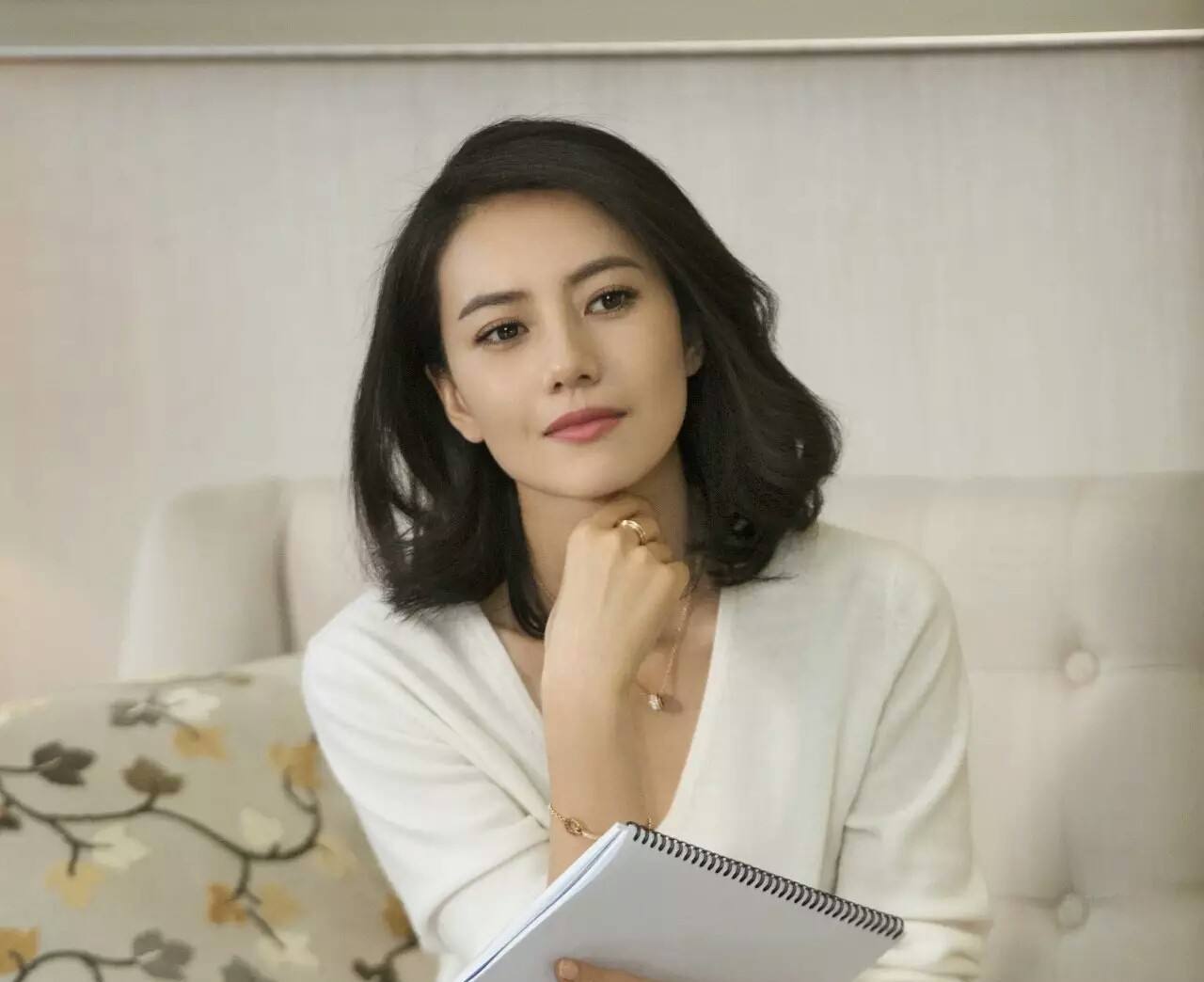 "冻龄女神"高圆圆,高束丸子头,意外减龄十岁!