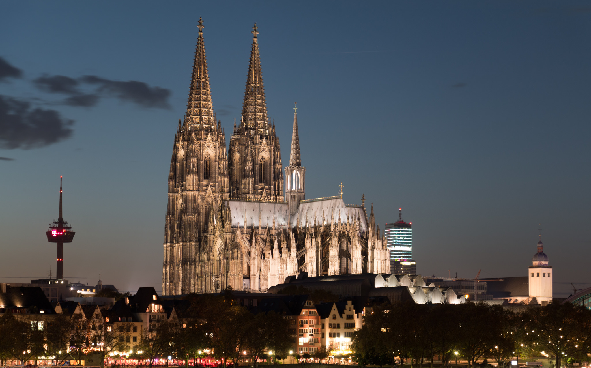 科隆大教堂,历经二战大轰炸,竟幸存下来,现今是德国地标性建筑