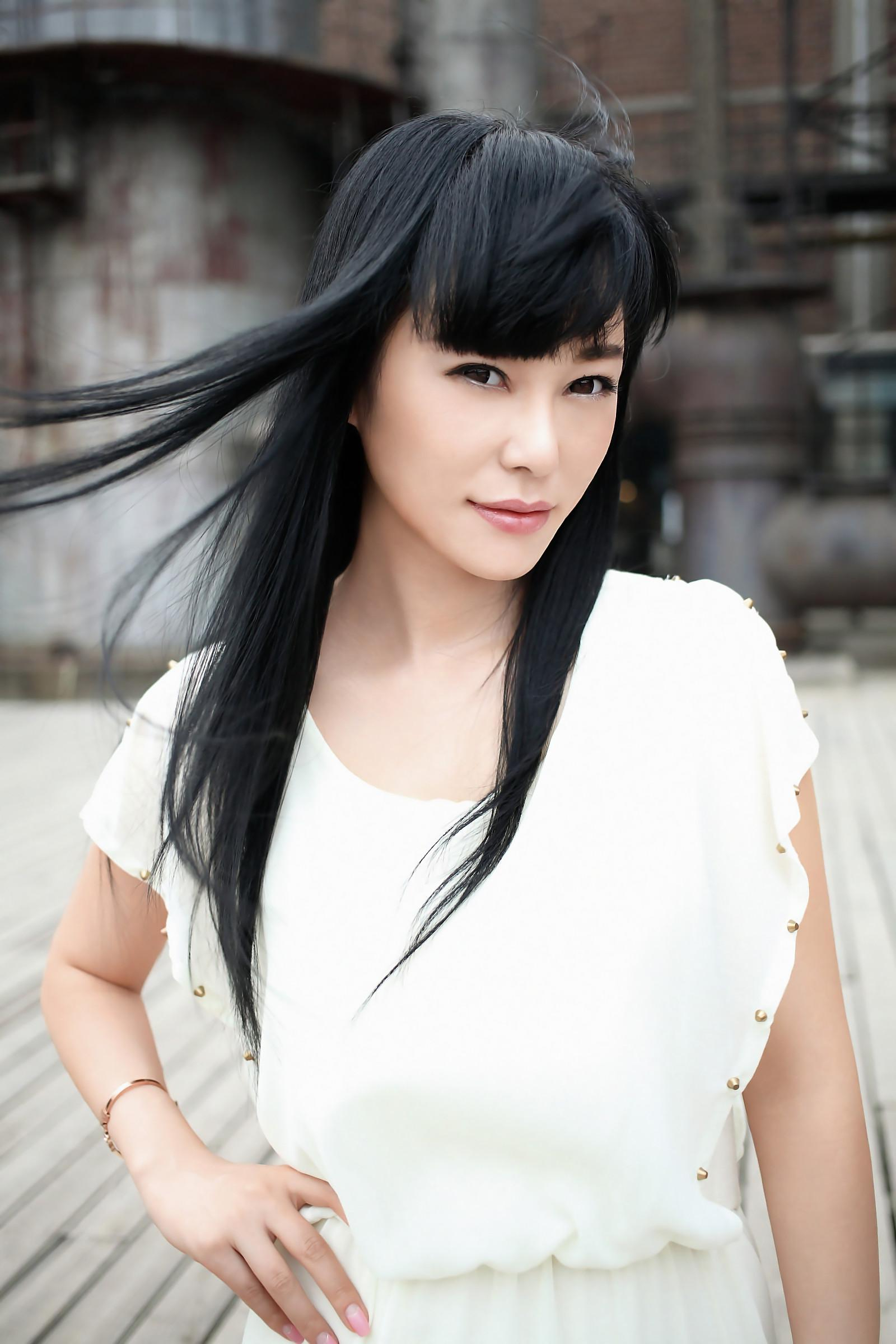 阳光美景下的一个披头散发美丽姑娘