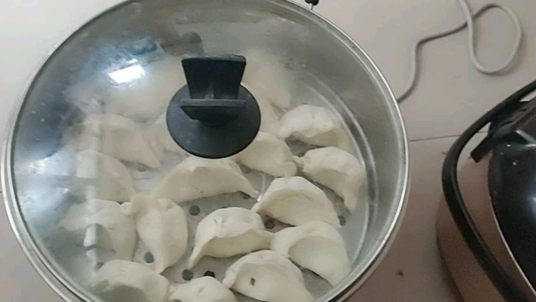 用电锅蒸包子也,也挺快的