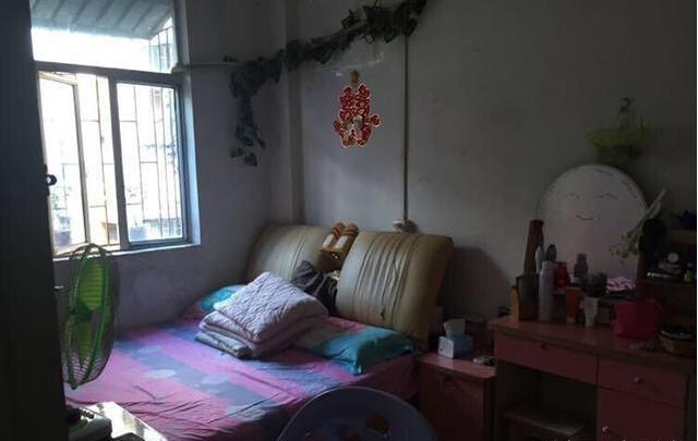 我们的卧室也就是婚房,采光一点也不好.