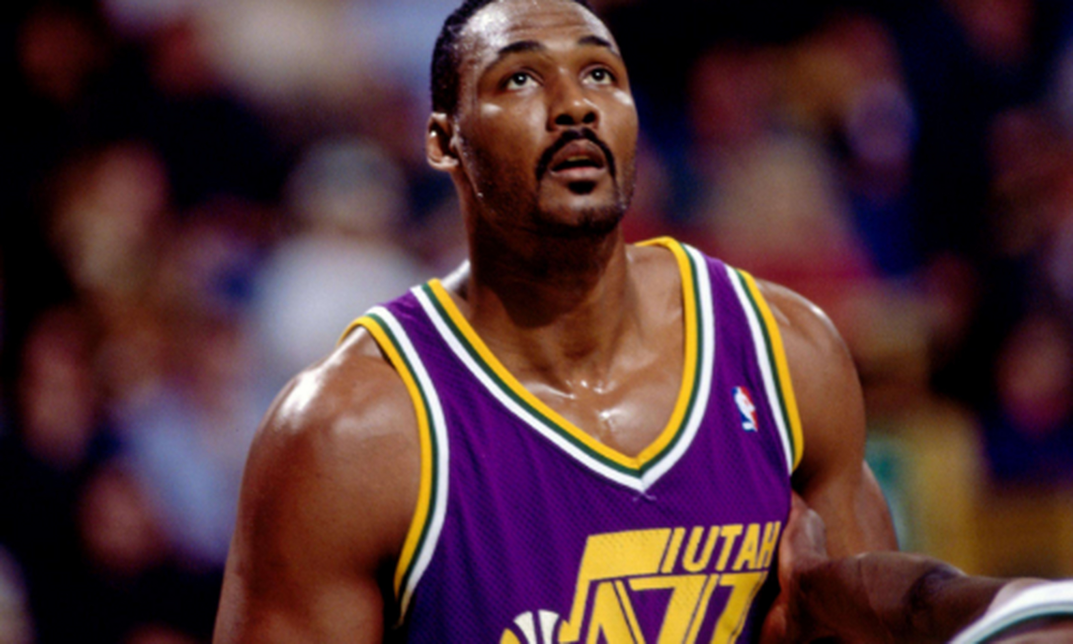 卡尔-马龙是一位历史级别的球员,他有这超强壮的身体且很全面的技术