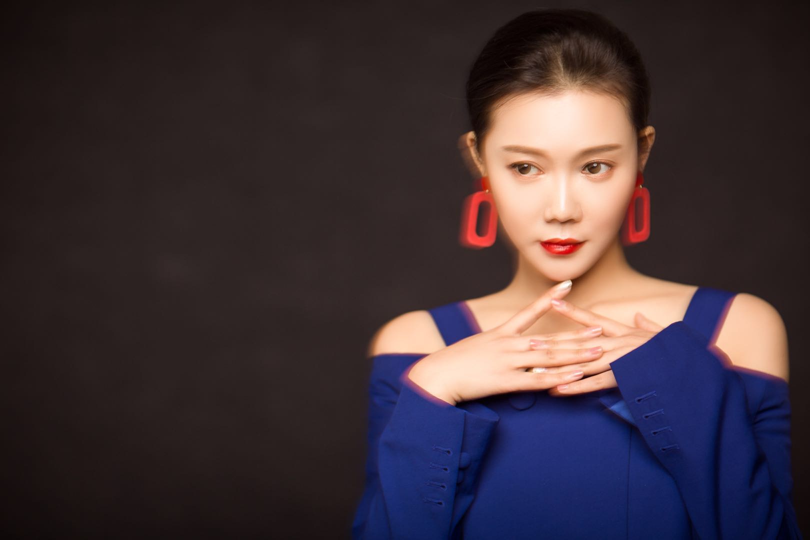 近日,隆莎拍摄了一套新年写真,举手头足之间尽显隆莎性感迷人的气质.