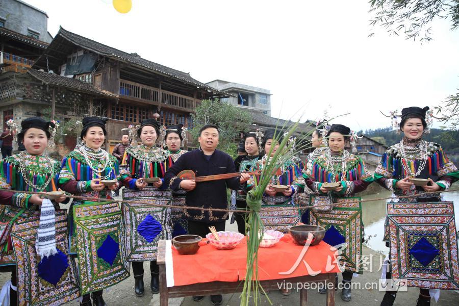 1月5日,贵州省榕江县寨蒿镇高扒侗寨侗群众唱拦路歌迎接客人.