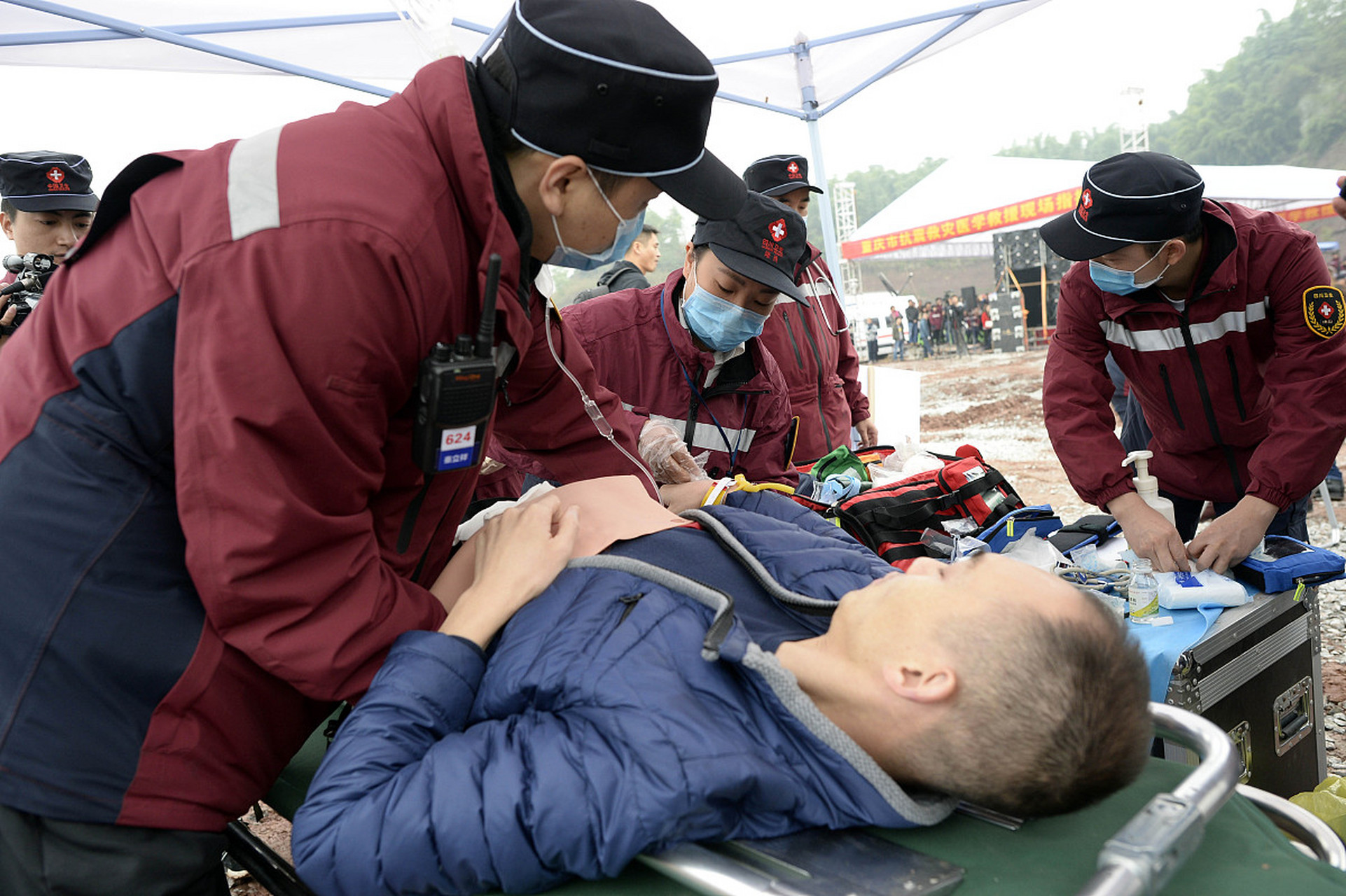 男子心脏骤停湖北三名医护接力施救