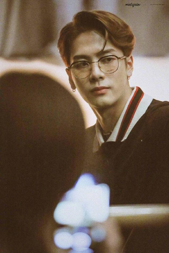 戴上金丝眼镜的王嘉尔简直a爆了!