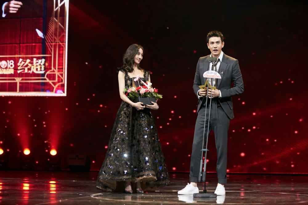 张钧甯领奖甜拥"鼻涕一线牵"好搭档经超,更送他花篮与洗手液!