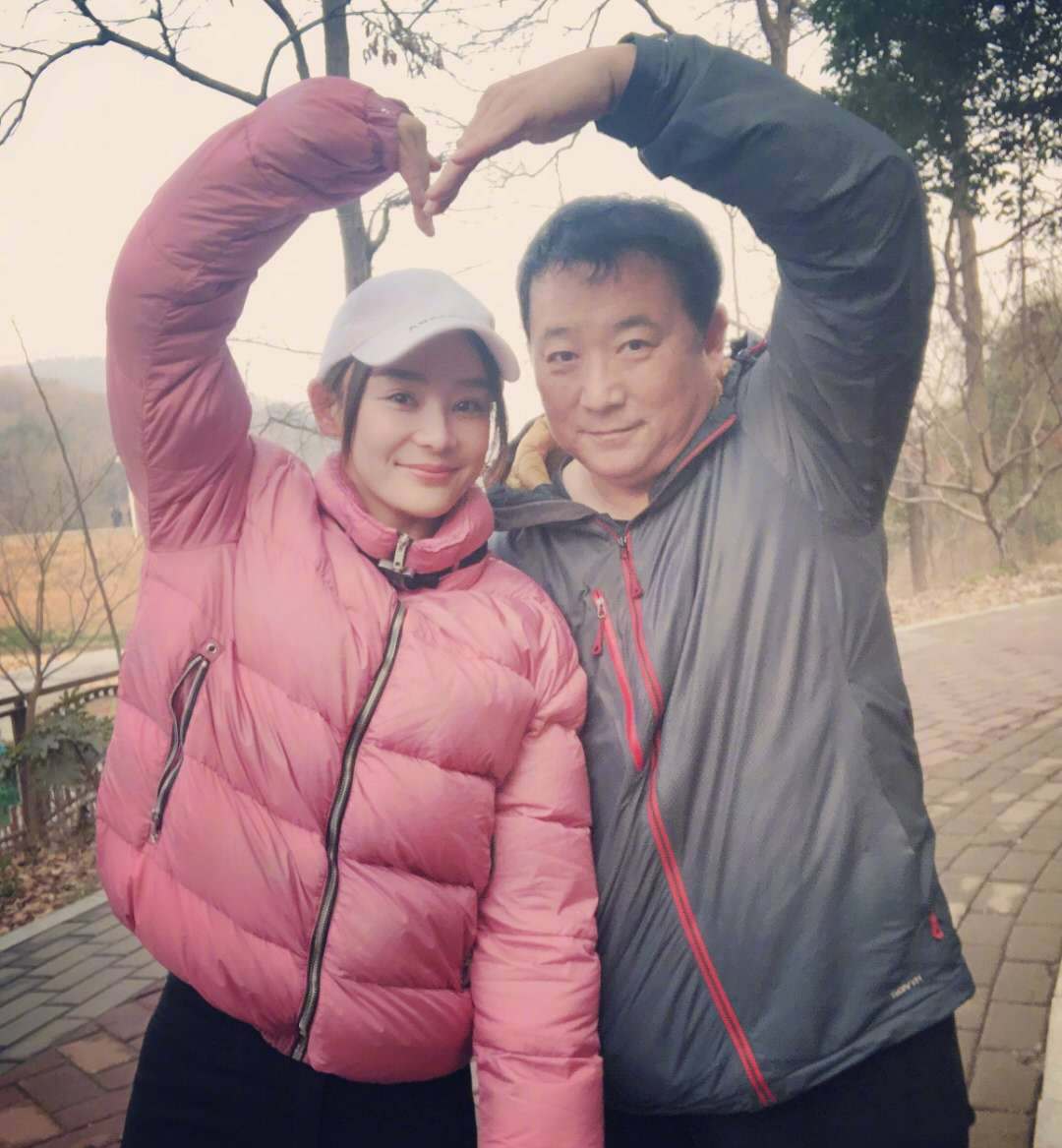 袁姗姗晒与父亲合影,最近喜欢袁爸爸的人也是很多,圈粉不少.