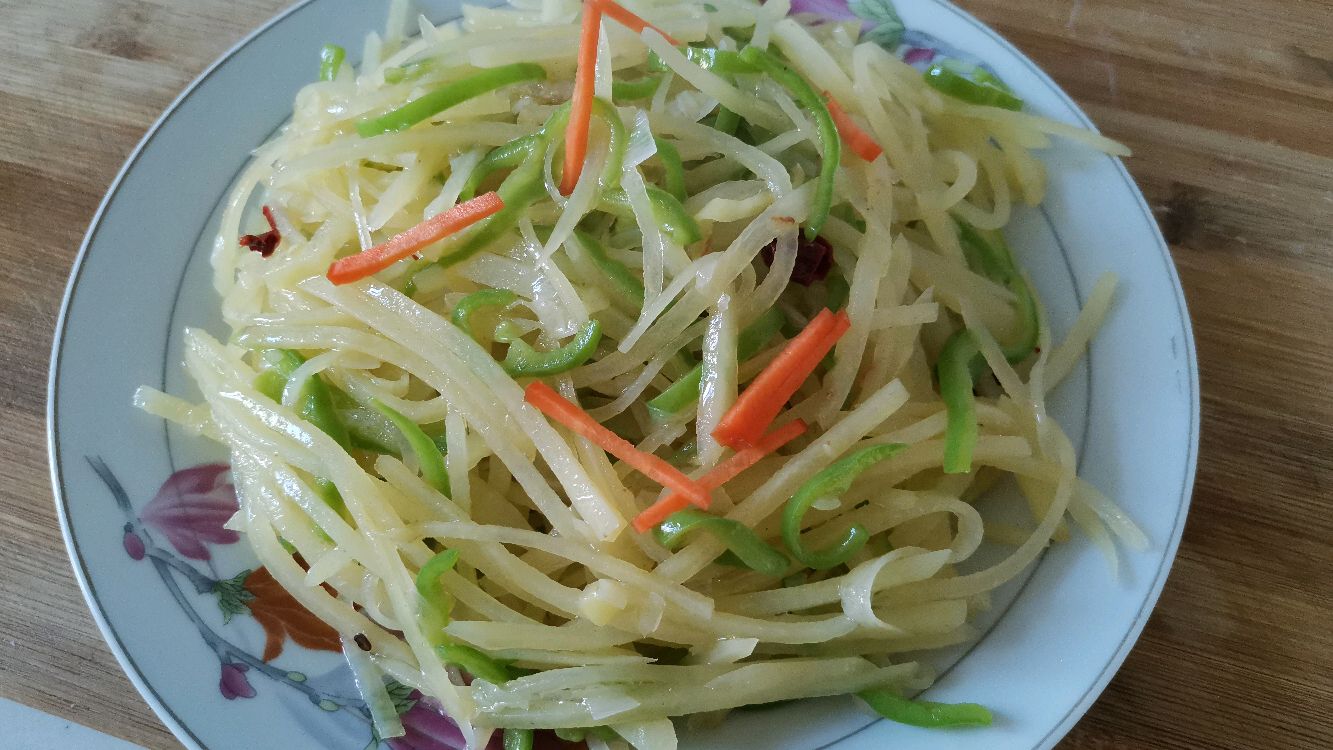 土豆丝与尖椒搭配,这样做更清脆好吃!
