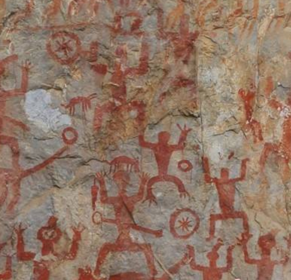 左江岩画中绝大多数为人物,其人物都表现为气势雄壮的勇士状