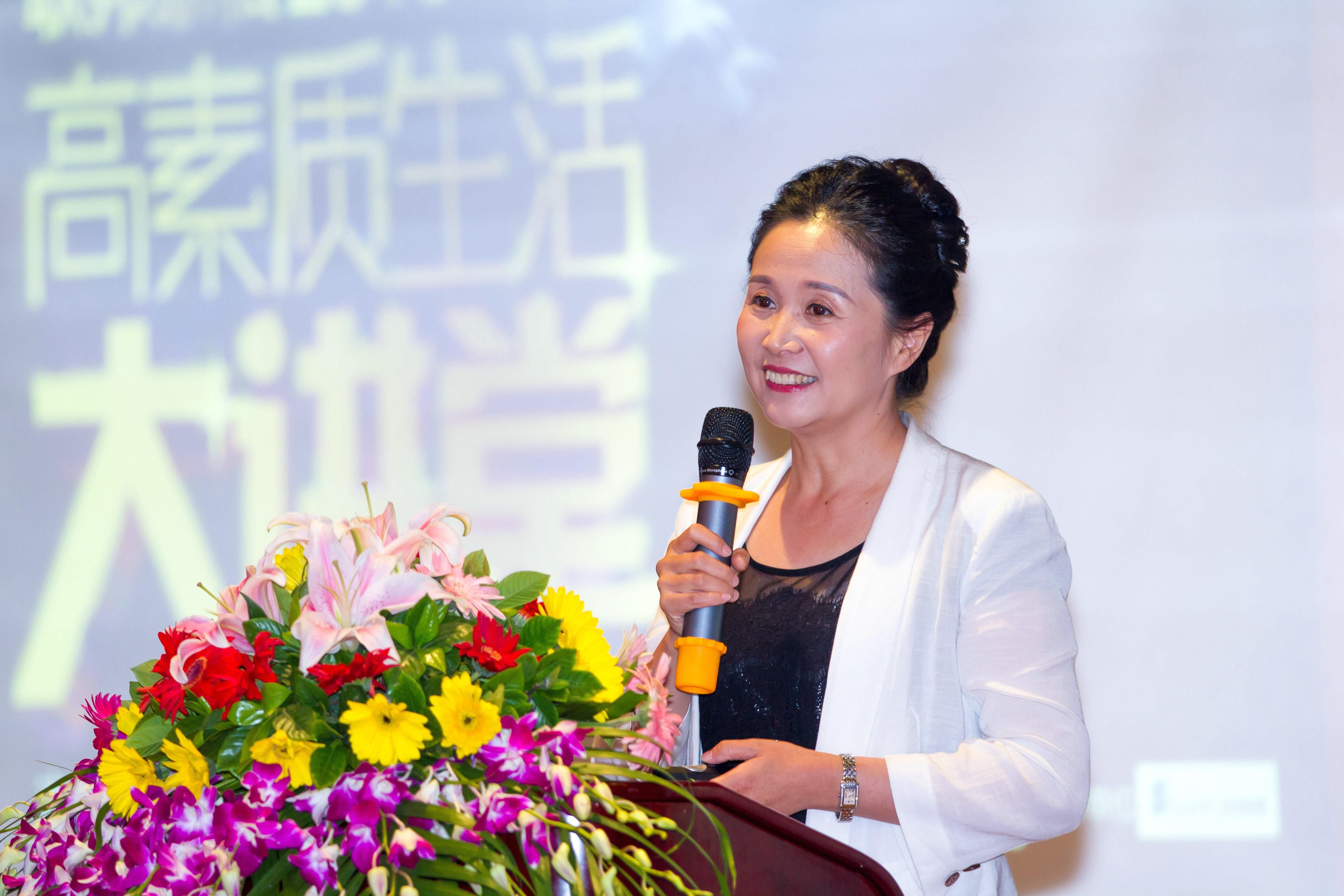 星光大道应该升级,而其主持人的最好人选应该是黄菡与陈道明