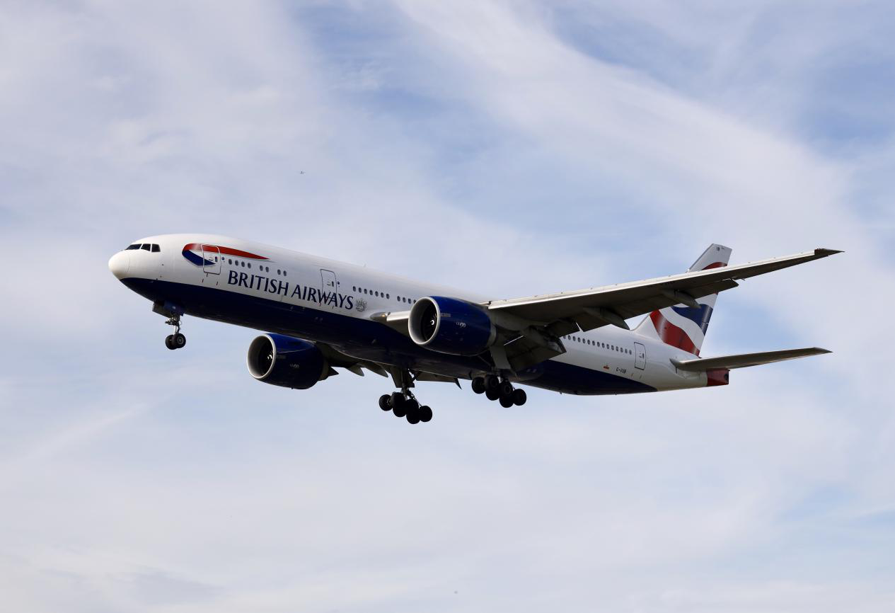 糗大了!英航三名空乘从飞机上偷酒,喝得烂醉还跑去敲客人房门