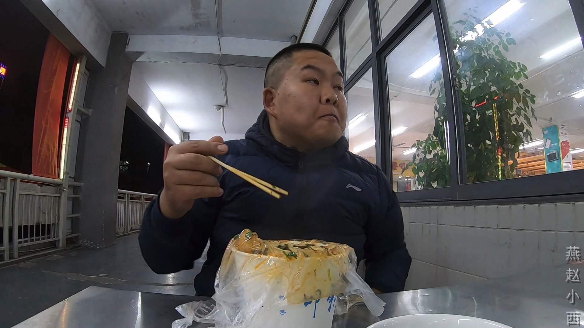 辣哭了!小西品尝河北高校食堂麻辣小面,喝了一口面汤就被辣哭了
