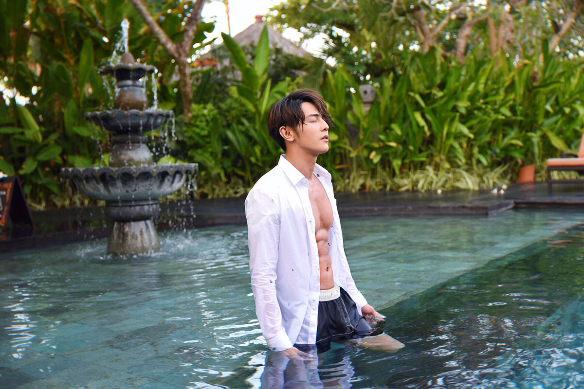 汪东城泳池写真秀身材,巧克力腹肌荷尔蒙爆棚,禁欲十足魅力尽显