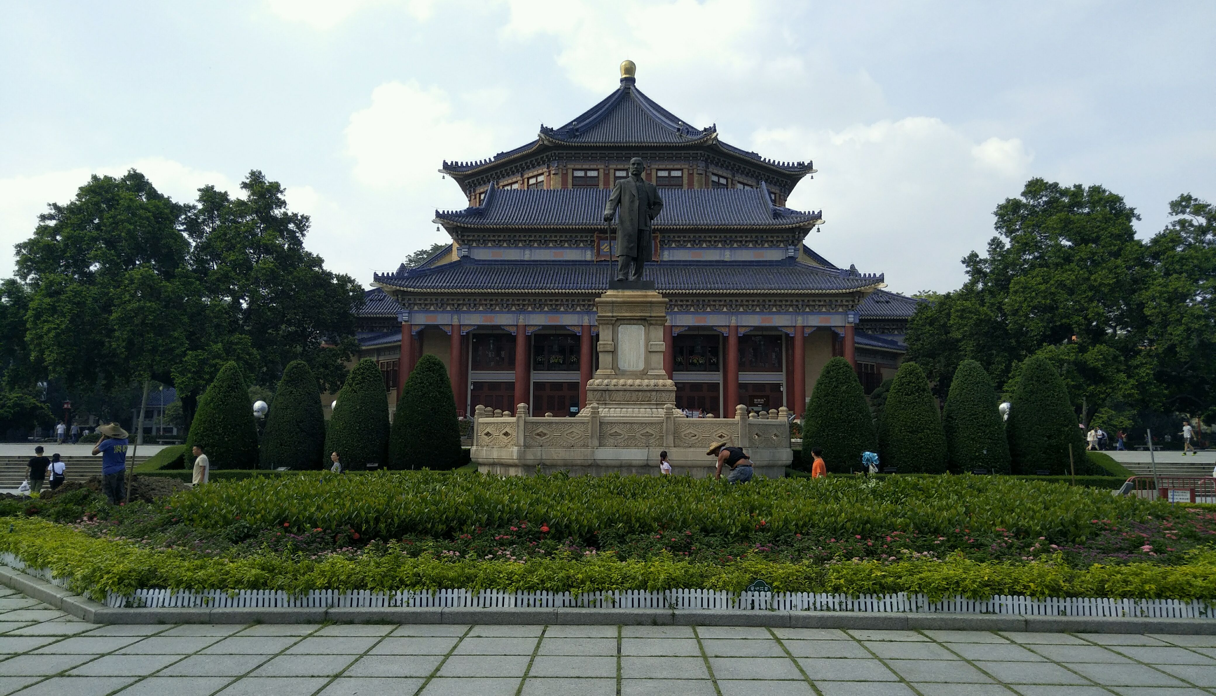 建筑正面,牌匾上书"天下为公"