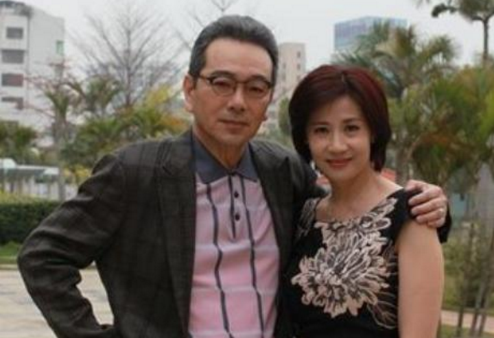 62岁张晨光与妻子近照,妻子年过半百像40岁,两个儿子皆是试管儿