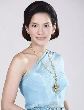 花环夫人:勇敢又洁身自好,两任丈夫后嫁年轻的郡王丨王菲有点像