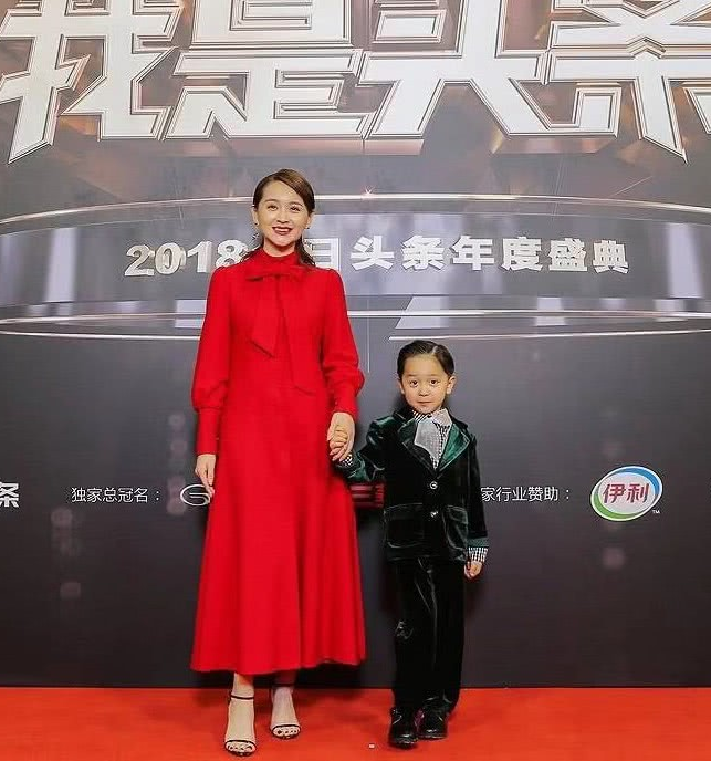 邓莎真会打扮,穿红裙配侧分发型就美回了20岁,大麟子更是萌萌的