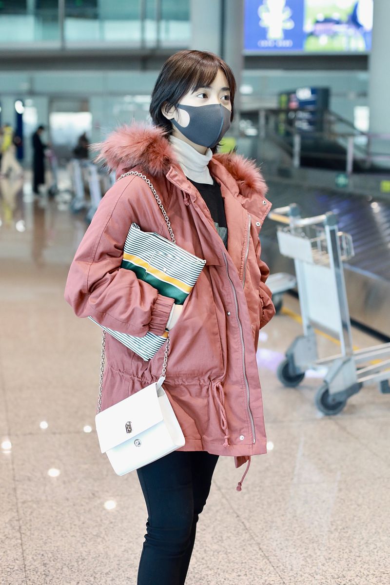 沈月街拍:连帽橘色派克棉服紧身裤皮靴 甜美简约