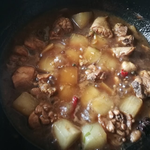 白萝卜炖鸡腿,咸鲜中带着微甜,鸡肉香嫩,萝卜块软糯,超级下饭