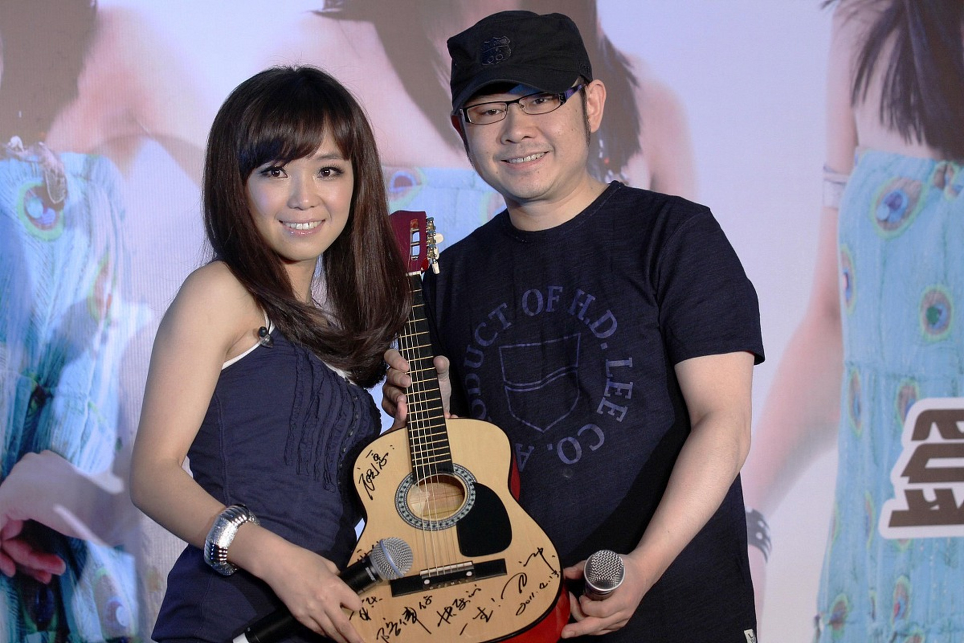 刀郎回忆道,当他十七岁时,他离开了家乡,追寻音乐梦想的道路.