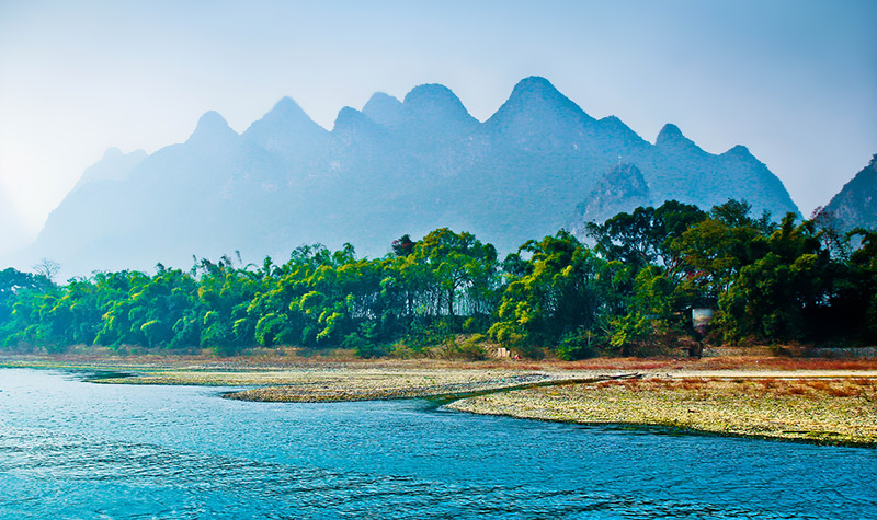 广西桂林漓江景区,其风景秀丽,山清水秀,洞奇石美