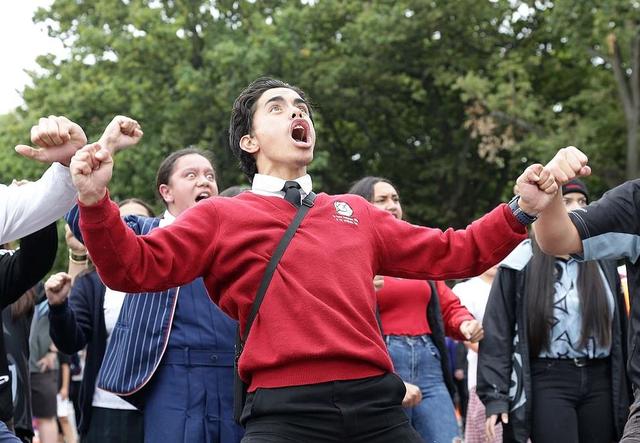 新西兰学生在街头为亡魂流泪跳哈卡战舞,震撼画面让网友心碎!